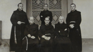 02 Frades alemães no claustro do convento de Penedo